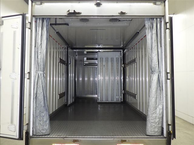 2021 Isuzu Elf Refrigerated and frozen trucks auction photo 4