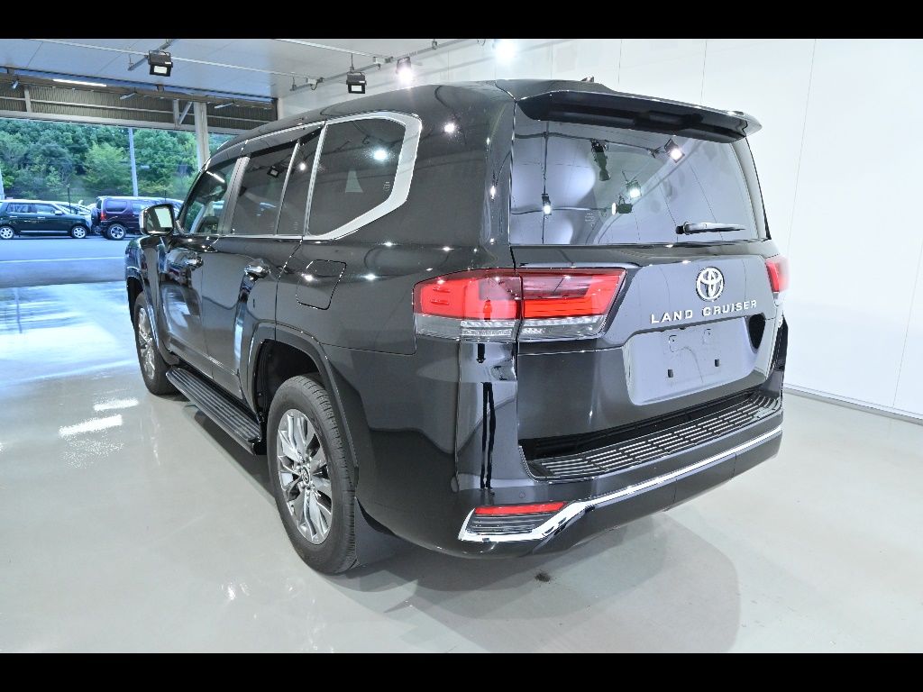 2023 Toyota Land Cruiser ZX 7 people auction photo 5