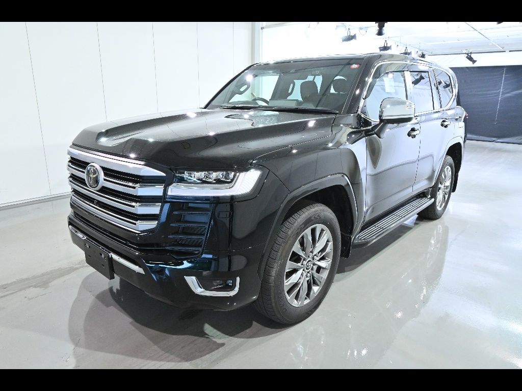 2023 Toyota Land Cruiser ZX 7 people auction photo 4