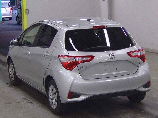 2020 Toyota Vitz F auction photo 2