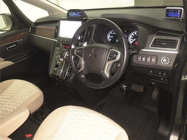 2019 Mitsubishi Delica D:5 4WD P auction photo 3