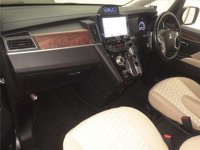 2019 Mitsubishi Delica D:5 4WD P auction photo 4