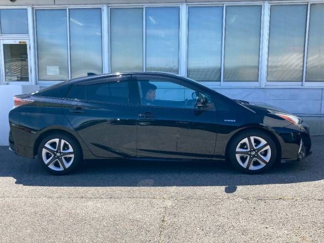 2018 Toyota Prius Aツーリングセレクション auction photo 2