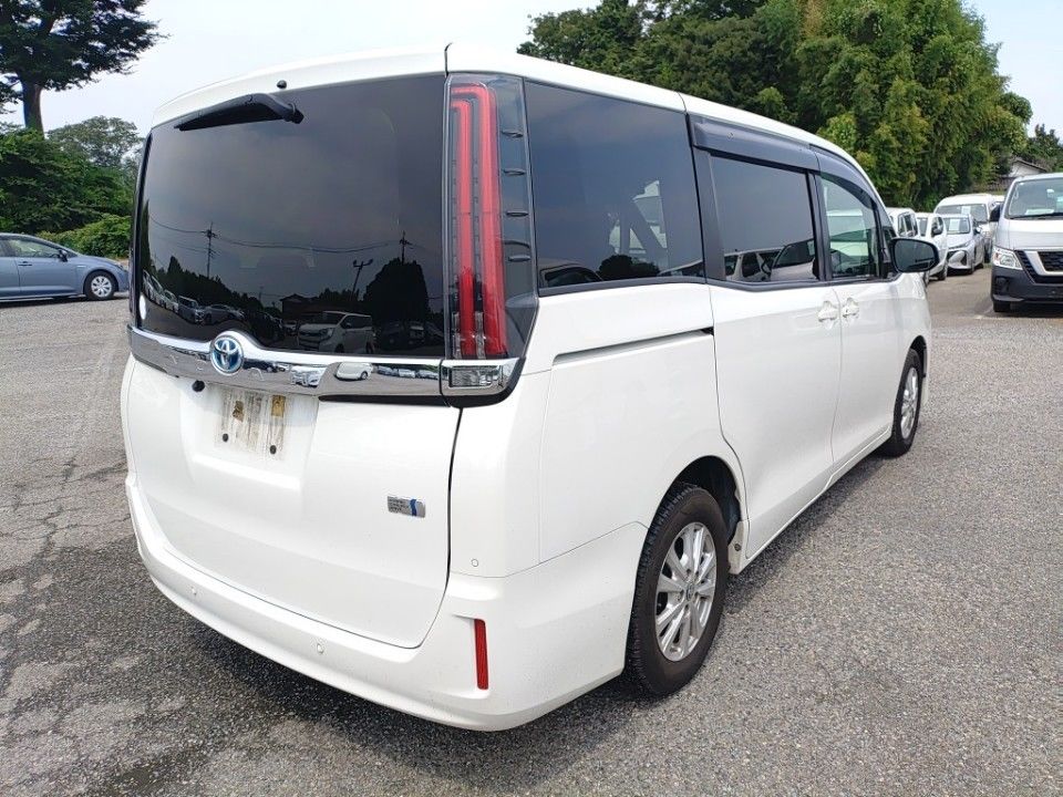 2021 Toyota Noah auction photo 2
