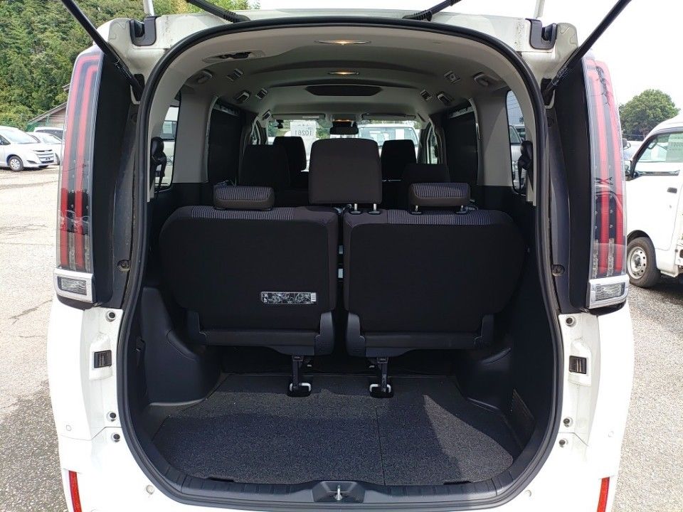 2021 Toyota Noah auction photo 8