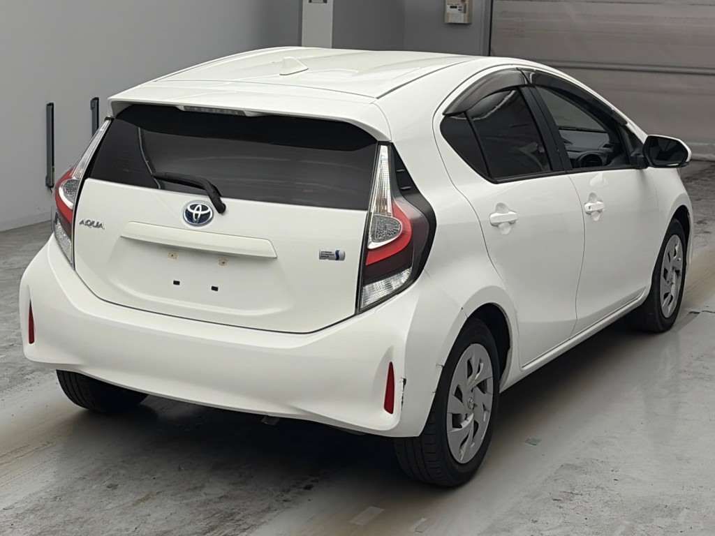 2021 Toyota Aqua L auction photo 2