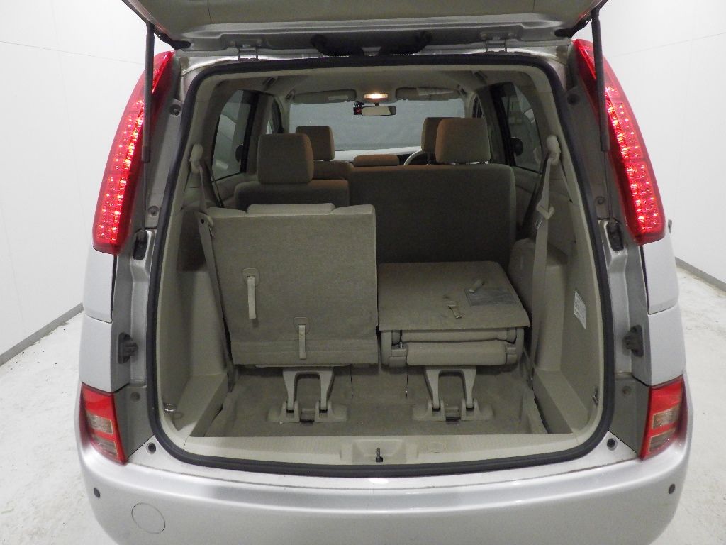 2010 Toyota Isis LG Edition auction photo 8