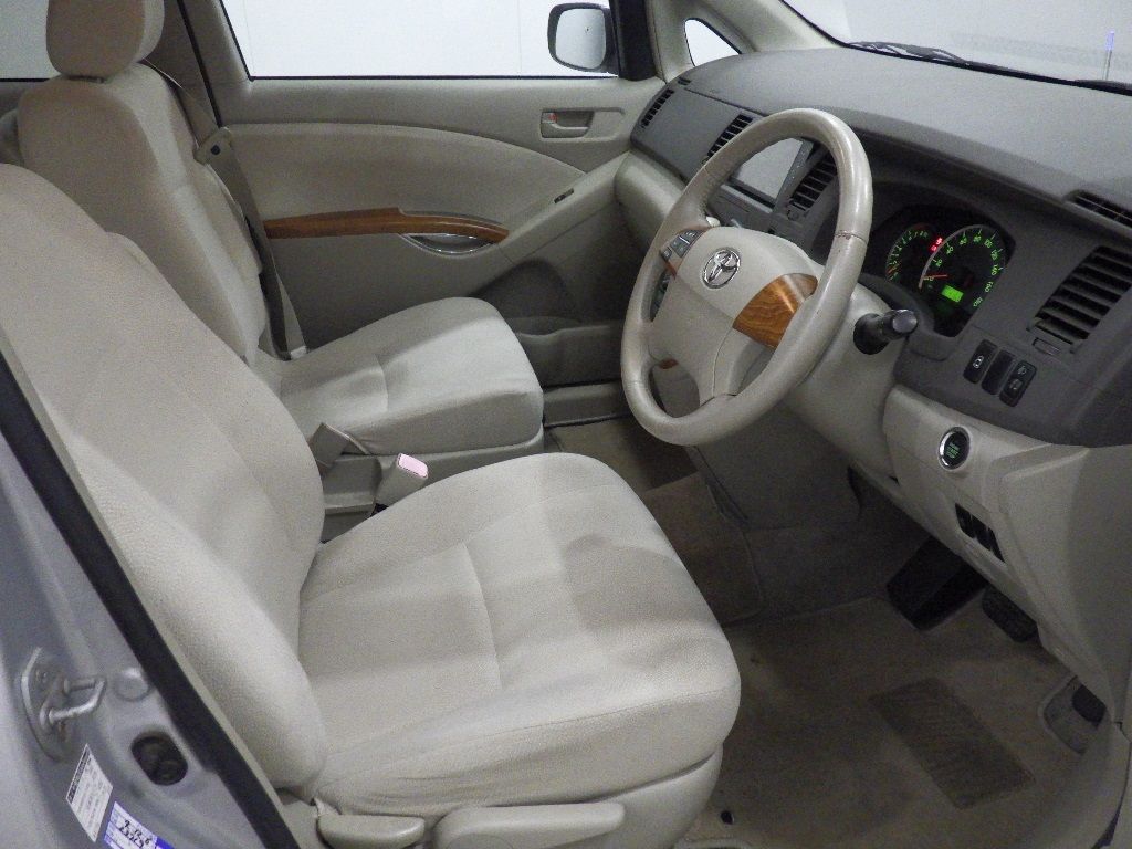 2010 Toyota Isis LG Edition auction photo 6