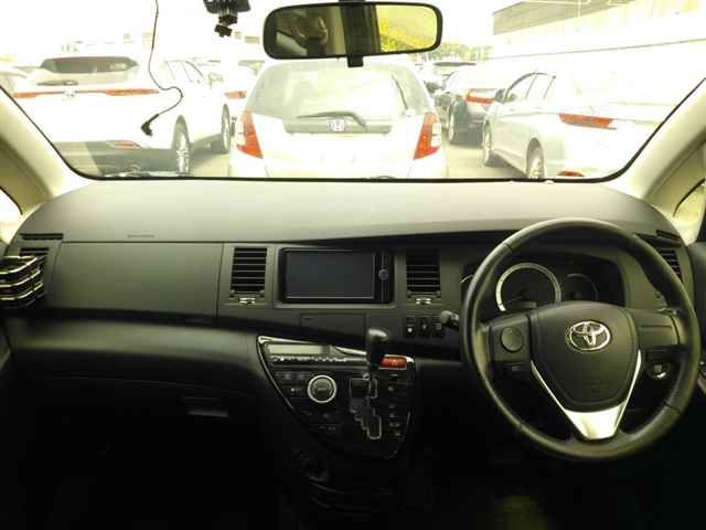 2013 Toyota Isis Platana V Selection 4WD auction photo 8