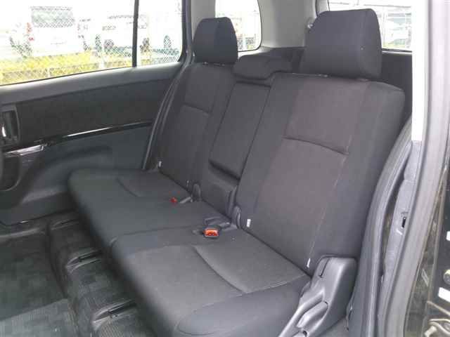 2013 Toyota Isis Platana V Selection 4WD auction photo 9