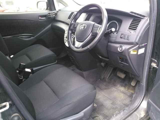 2013 Toyota Isis Platana V Selection 4WD auction photo 3