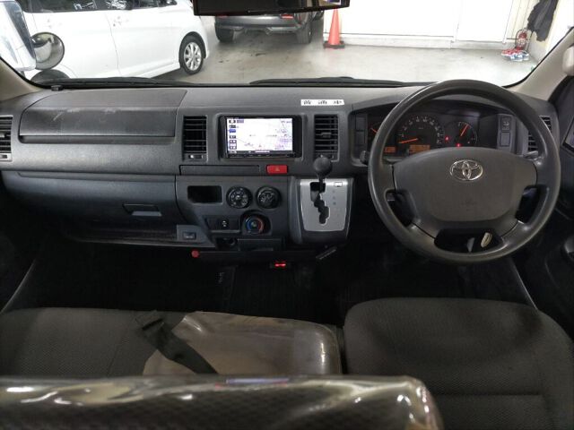 2017 Toyota Hiace Long DX 4WD auction photo 3