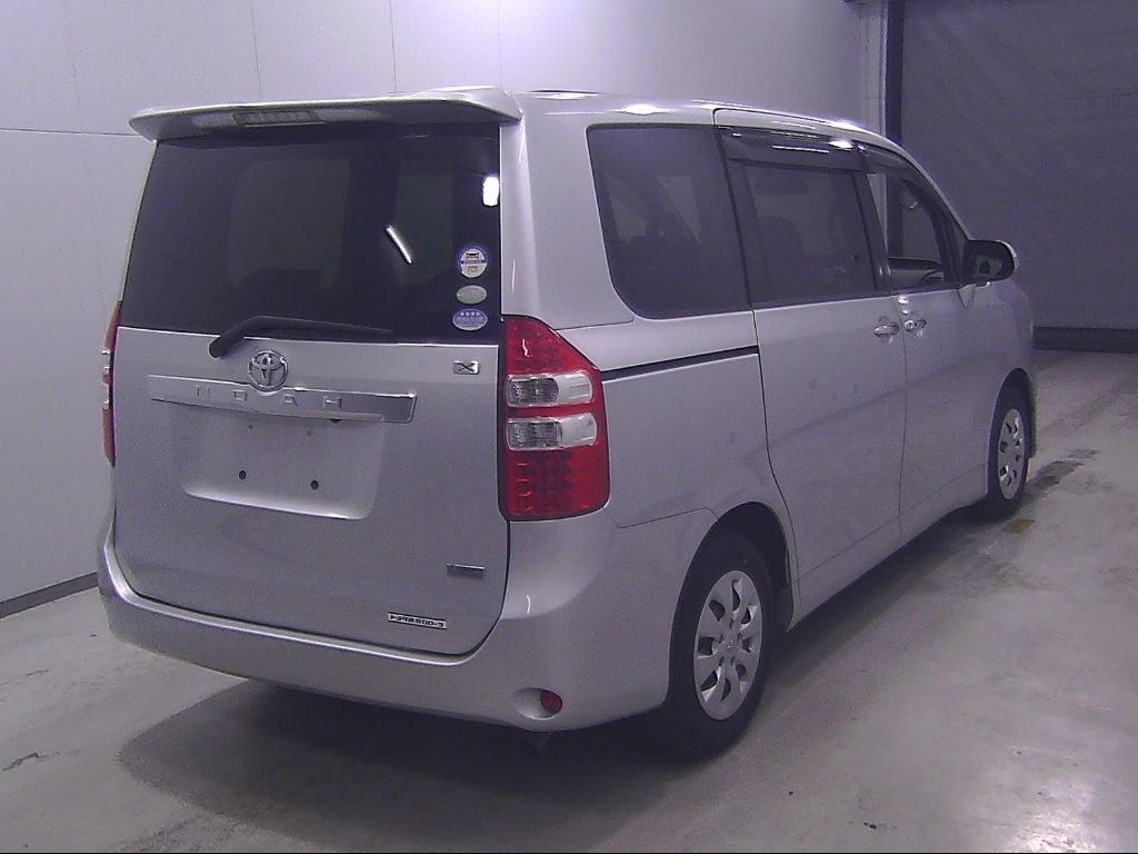 2011 Toyota Noah X Smart Edition (8-seater) auction photo 2