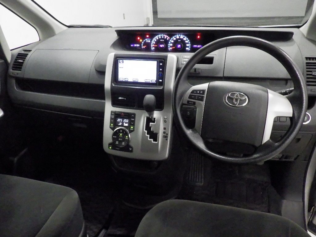 2011 Toyota Noah X Smart Edition (8-seater) auction photo 3
