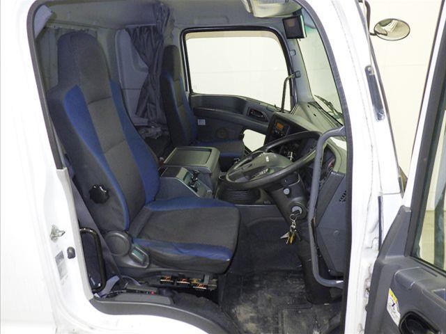 2017 Isuzu Wing auction photo 6