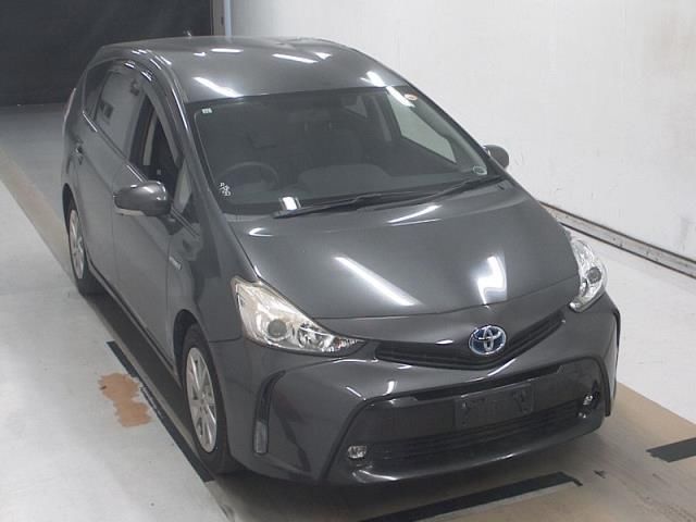 2015 Toyota Prius Alpha S Japan auction vehicle