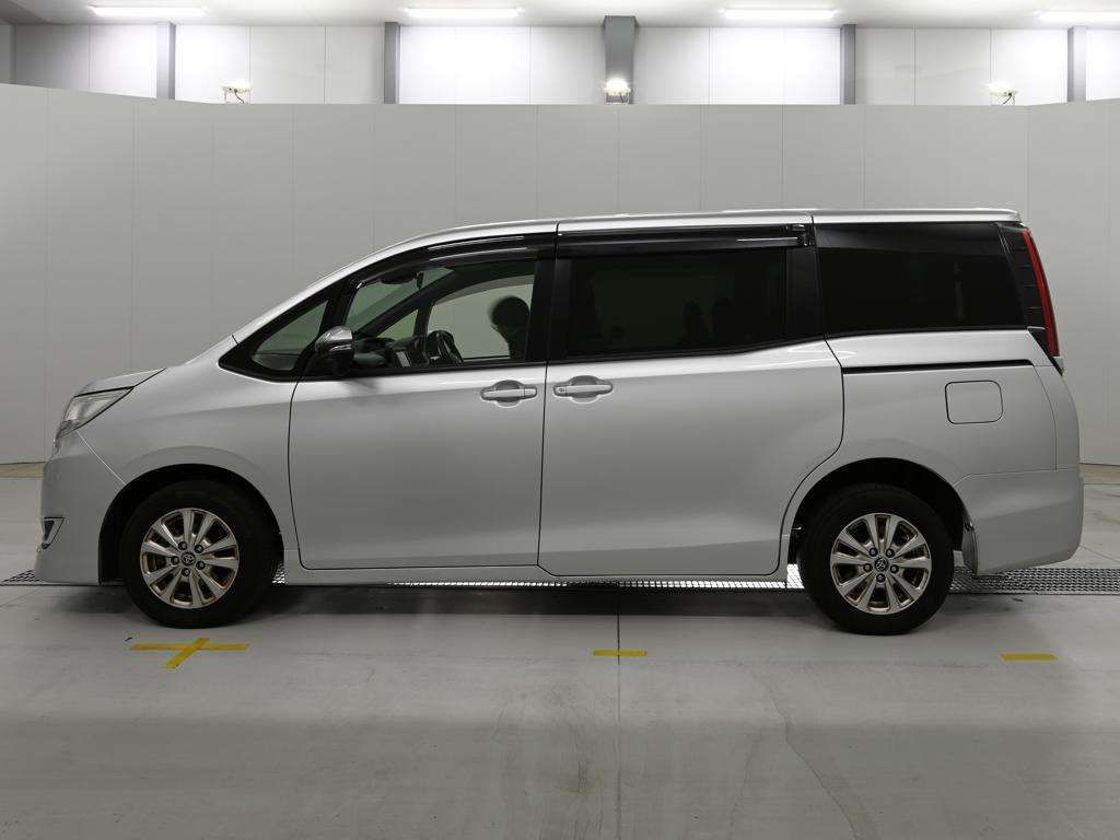 2021 Toyota Noah G 4WD auction photo 4