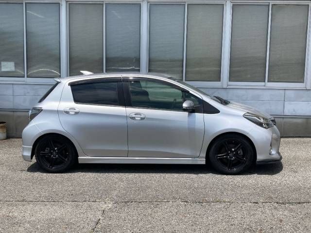 2016 Toyota Vitz RS auction photo 2