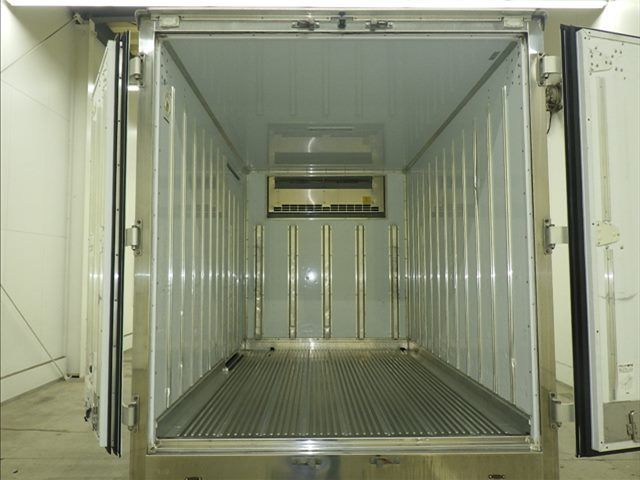 2018 Mitsubishi Fuso Canter Refrigerated and frozen trucks auction photo 4