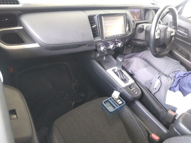 2020 Honda Fit EHEVホーム 4WD auction photo 3
