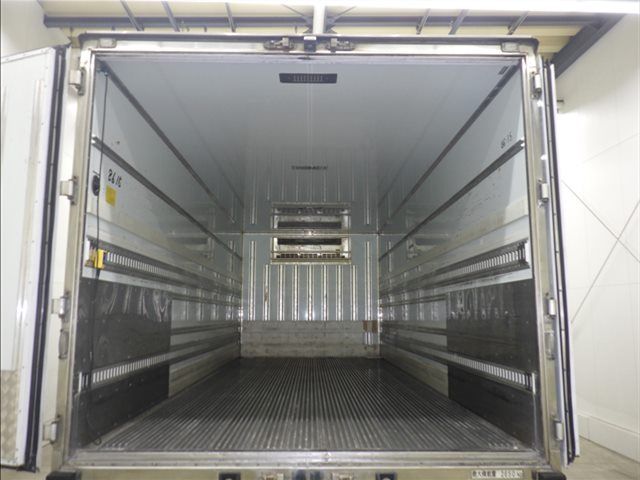 2017 Isuzu Forward Refrigerated and frozen trucks auction photo 4