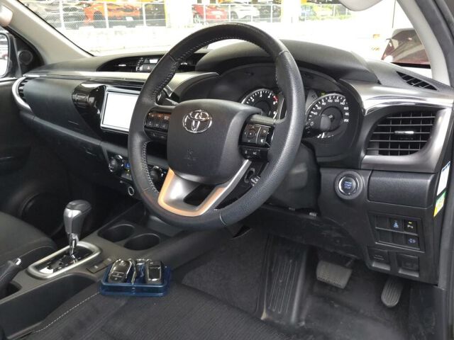 2023 Toyota Hilux Z 4WD auction photo 3