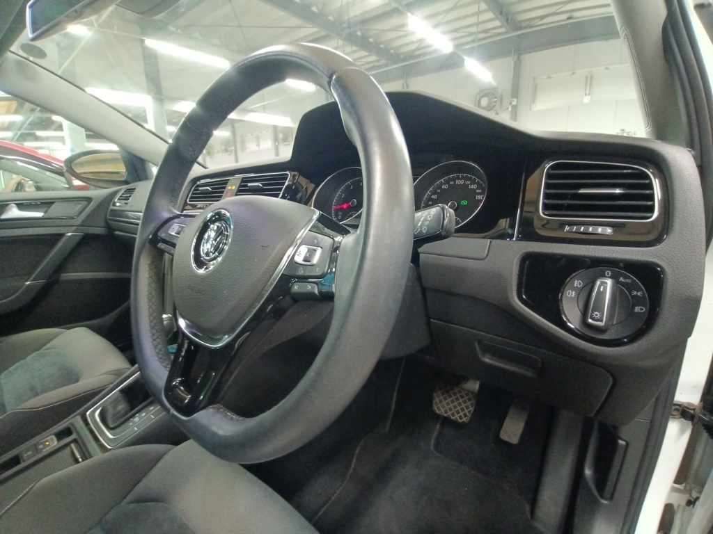 2016 Volkswagen VW ゴルフ TSIハイラインブルーモーション auction photo 9