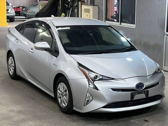 2017 Toyota Prius Sセーフティプラス auction photo 4