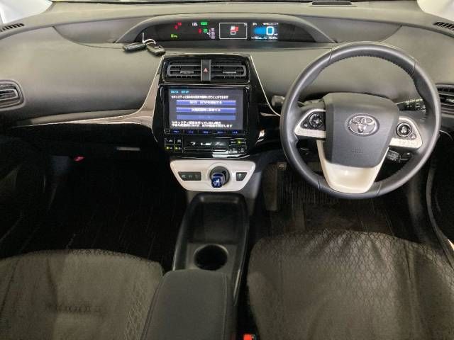2017 Toyota Prius Sセーフティプラス auction photo 2