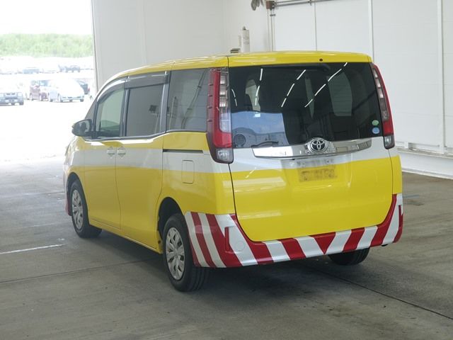 2014 Toyota Noah auction photo 2