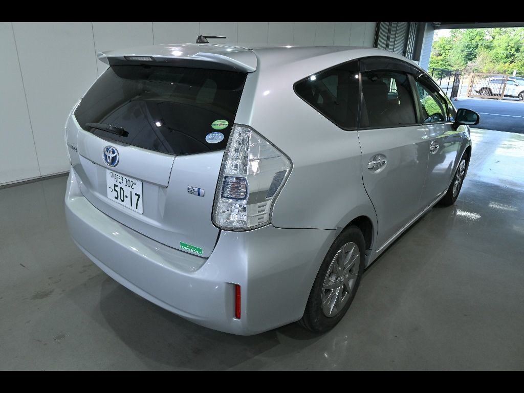 2014 Toyota Prius Alpha Gチューンブラック auction photo 2