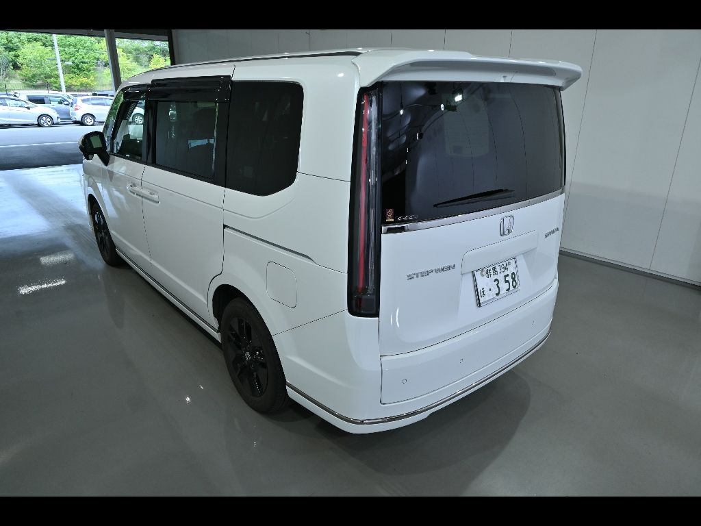 2022 Honda Stepwgn 4WD 7人 auction photo 5
