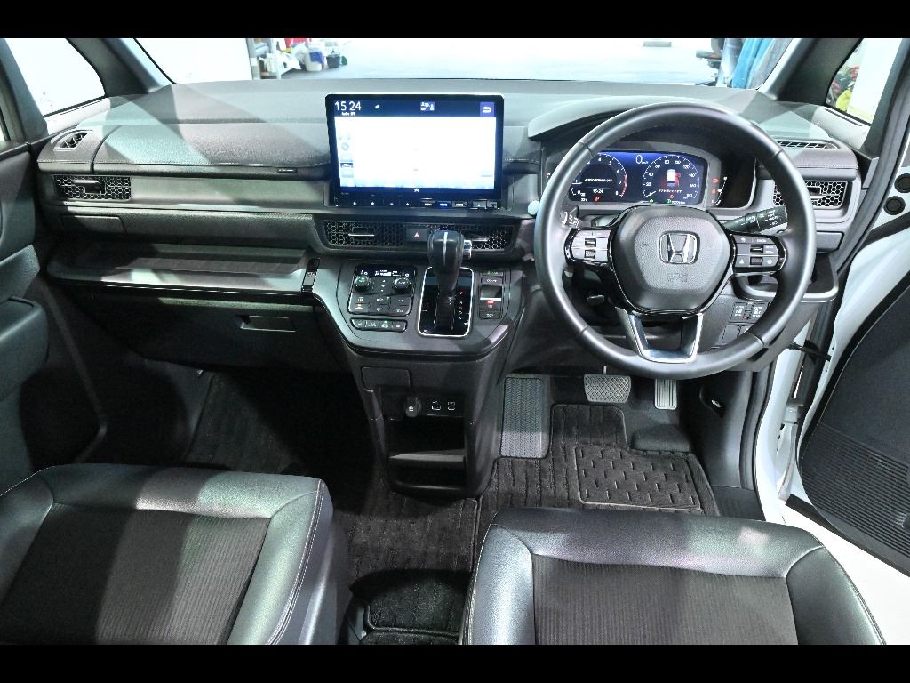 2022 Honda Stepwgn 4WD 7人 auction photo 3