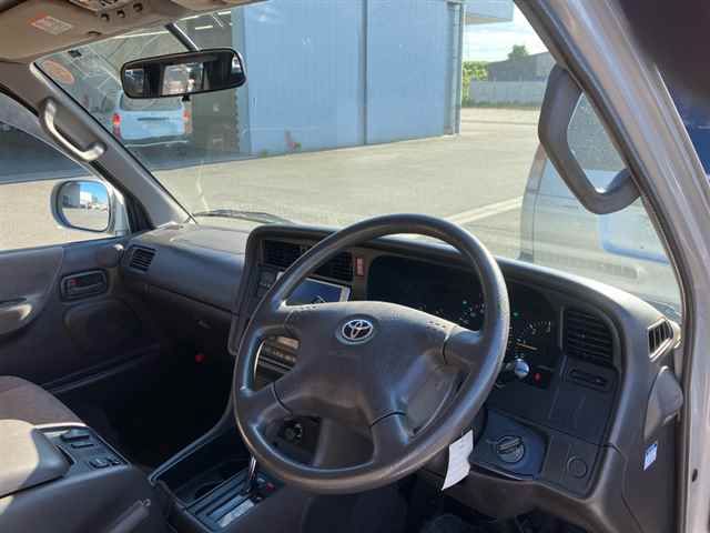 2004 Toyota Hiace Super Custom G auction photo 3
