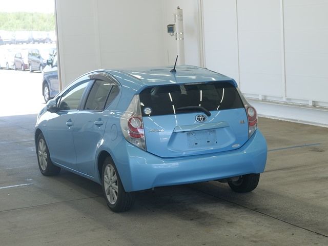 2013 Toyota Aqua S auction photo 2