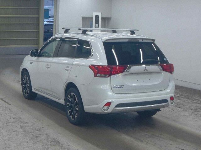 2015 Mitsubishi Outlander PHEV G Safety Package 4WD auction photo 2