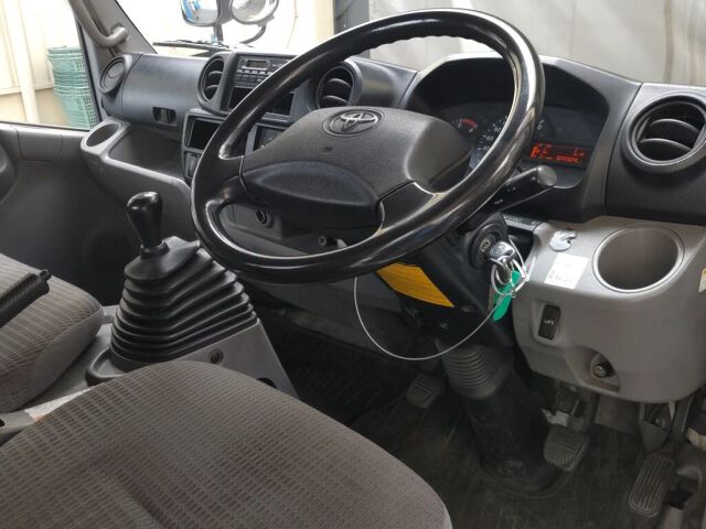 2013 Toyota Dyna フルジャストロー auction photo 3
