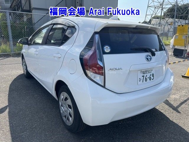 2017 Toyota Aqua S auction photo 2