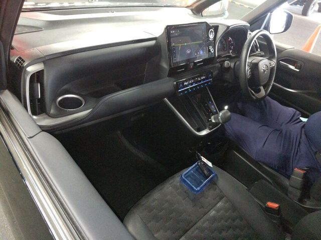 2022 Toyota Voxy S-Z auction photo 3