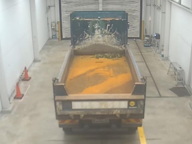 2017 Isuzu dump auction photo 3
