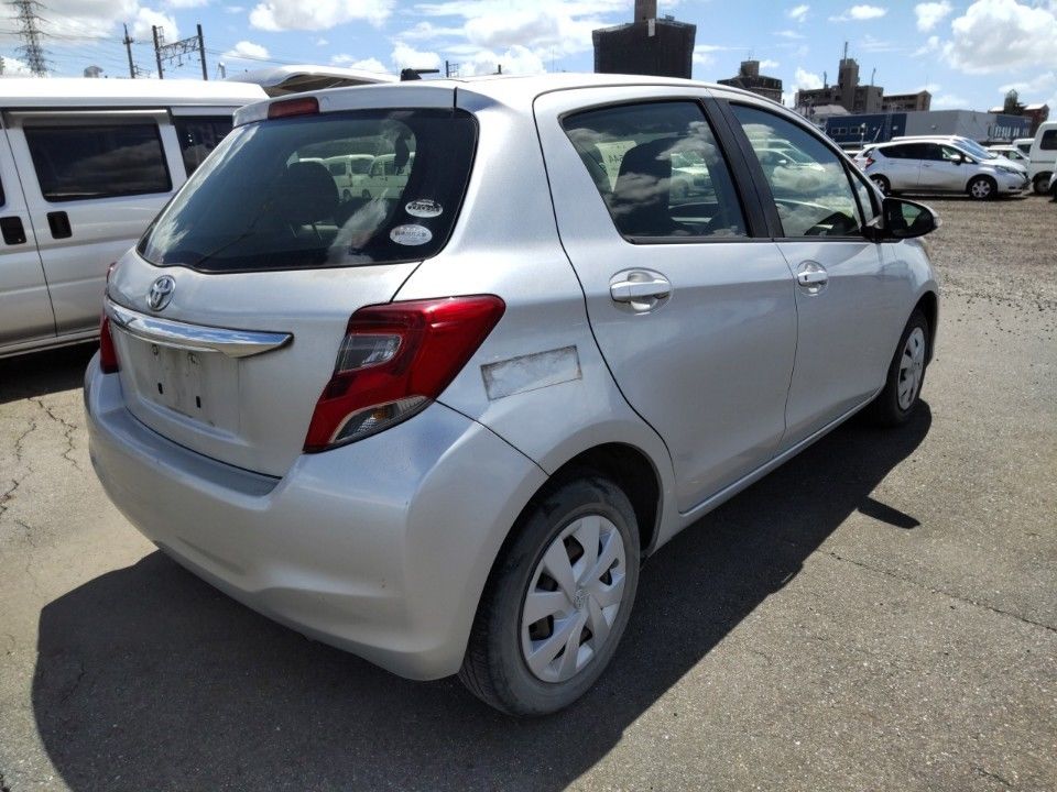 2015 Toyota Vitz auction photo 2