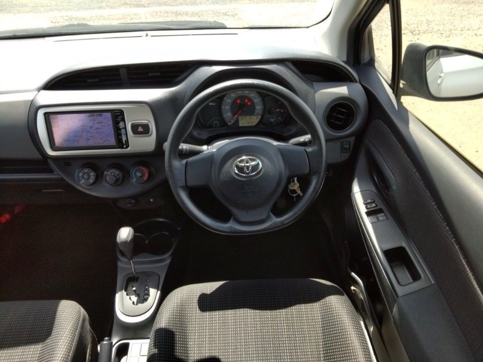 2015 Toyota Vitz auction photo 3