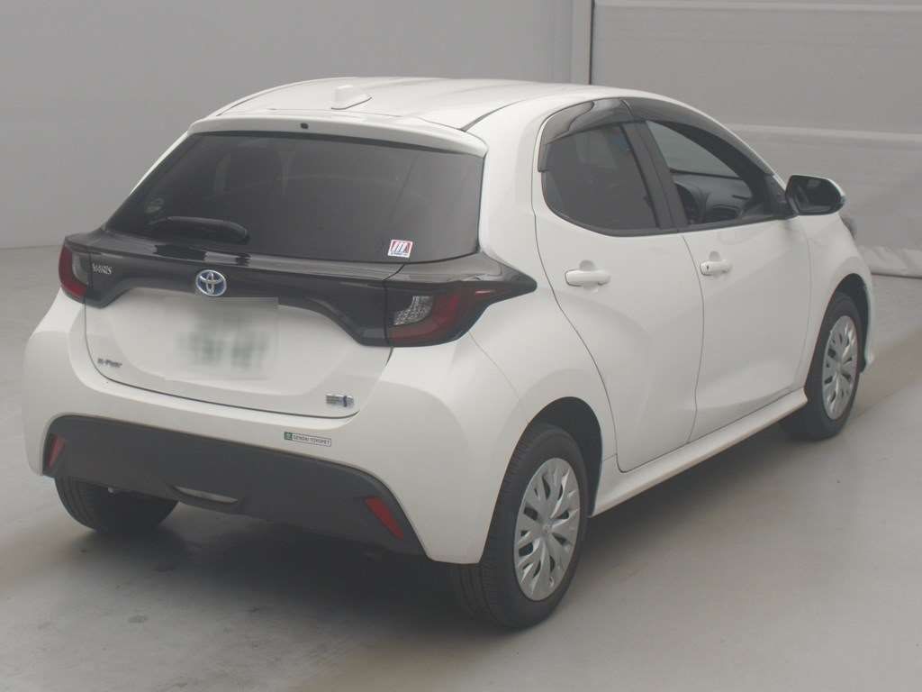 2022 Toyota Yaris ハイブリッドX 4WD auction photo 2