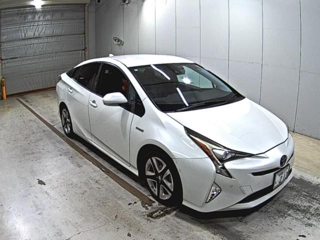 2016 Toyota Prius Aツーリングセレクション Japan auction vehicle