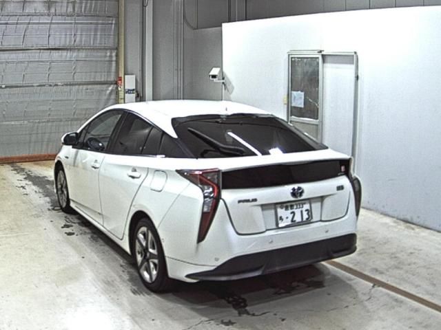 2016 Toyota Prius Aツーリングセレクション auction photo 2