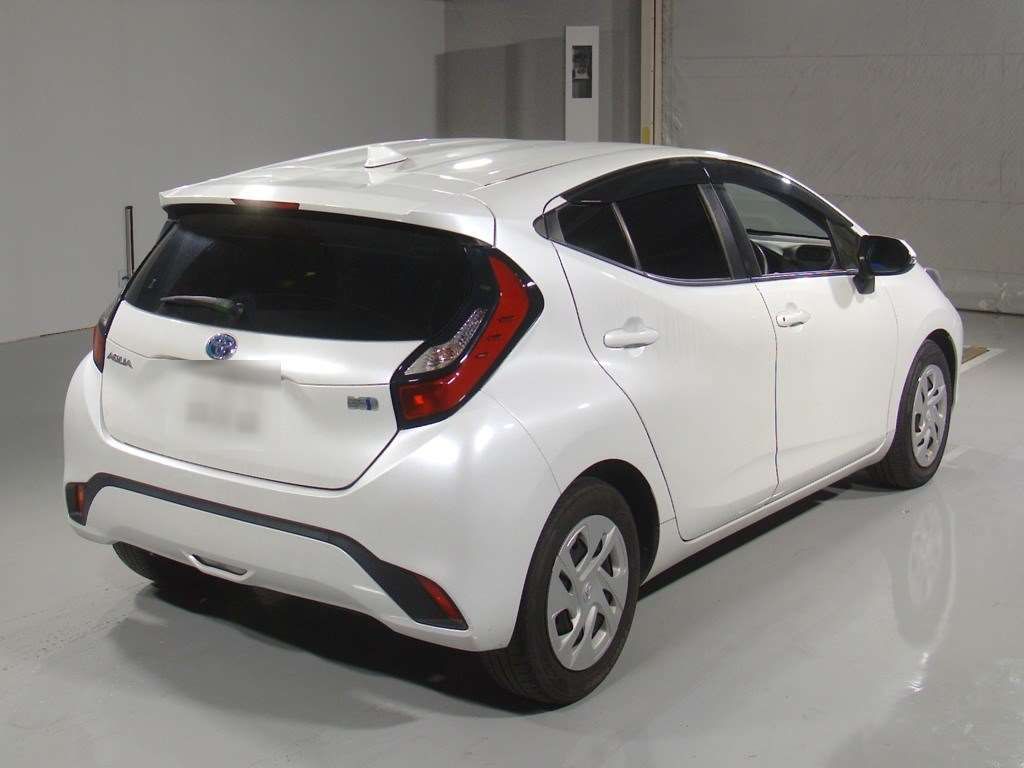 2021 Toyota Aqua X auction photo 2