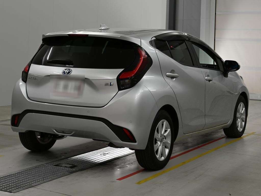2021 Toyota Aqua Z auction photo 2