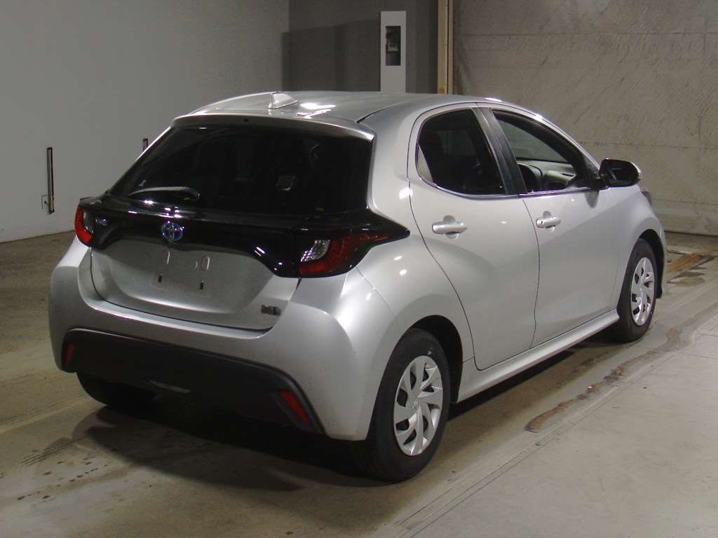 2021 Toyota Yaris ハイブリッドX auction photo 2