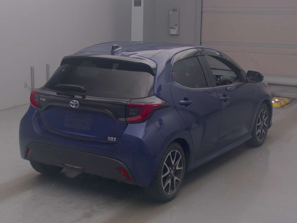 2021 Toyota Yaris Hybrid Z auction photo 2