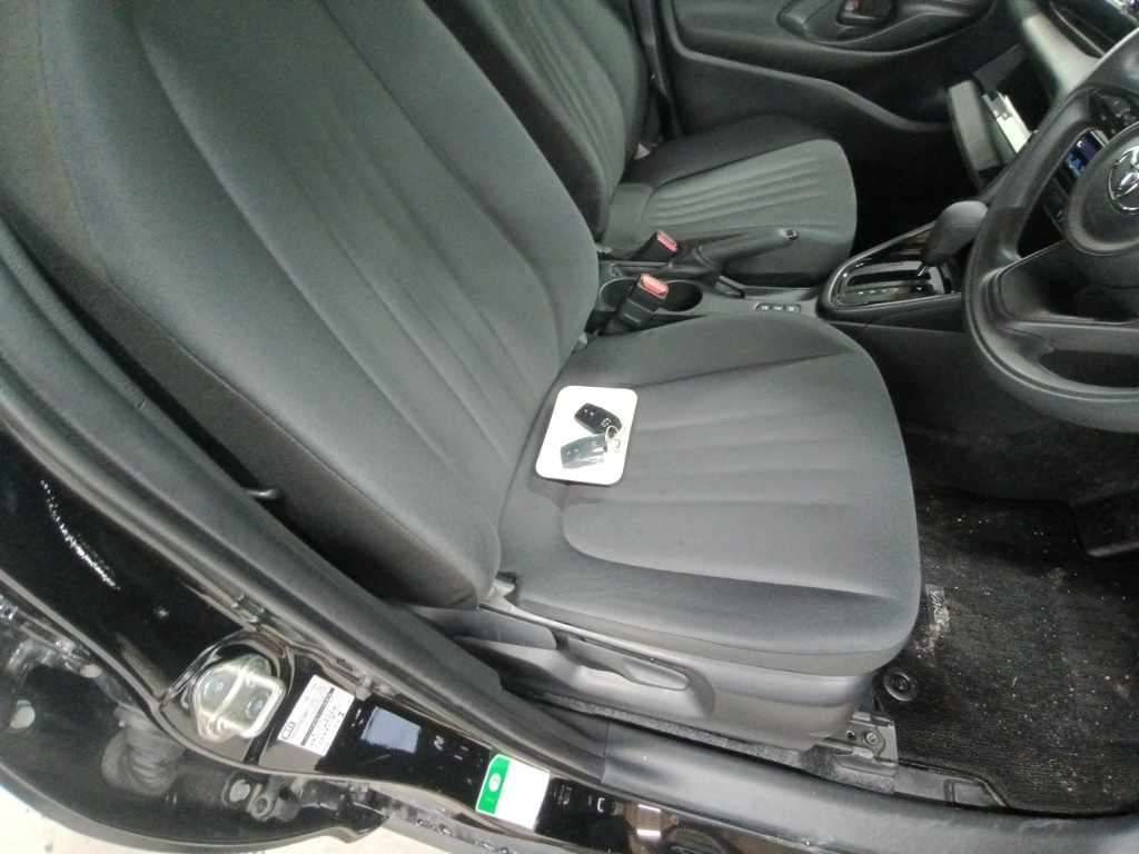 2021 Toyota Yaris ハイブリッドG auction photo 10